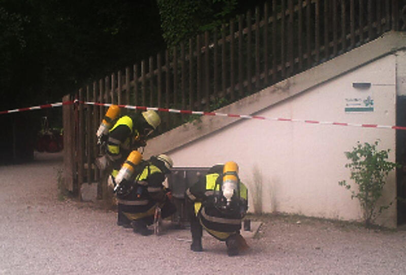 Die Feuerwehr rückte zu einem Großeinsatz am Flaucher-Biergarten an: Die Leitung des hauseigenen Gastanks leckte.