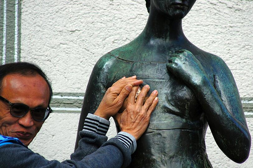 Ein Tourist ergreift die Gelegenheit sogar mit zwei Händen.