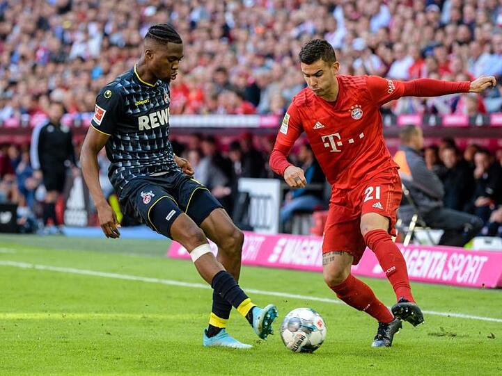 Lucas Hernández (r.) vom FC Bayern München im Zweikampf um den Ball. Foto: Matthias Balk/dpa
