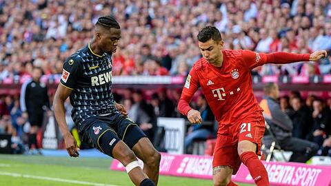 Lucas Hernández (r.) vom FC Bayern München im Zweikampf um den Ball. Foto: Matthias Balk/dpa