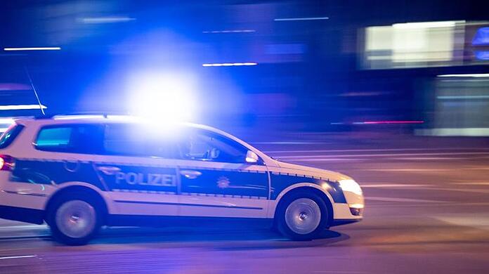 Ein Streifenwagen fährt durch die Innenstadt.