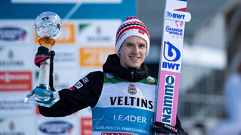 Halvor Egner Granerud Norwegen jubelt auf dem Podium über den Sieg beim Neujahrsspringen in Garmisch-Partenkirchen.