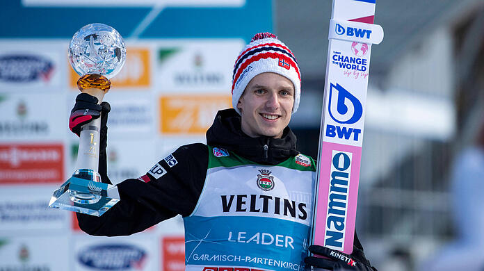 Halvor Egner Granerud Norwegen jubelt auf dem Podium über den Sieg beim Neujahrsspringen in Garmisch-Partenkirchen.