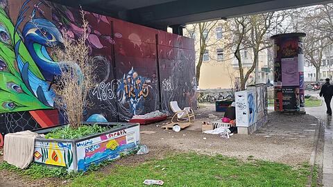 Die Situation am "Halt 58" vor der Räumung: Menschen ohne Obdach haben sich mit Matratzen, Decken und Sitzmöbeln am Treffpunkt der Bürgerinitiative eingerichtet.