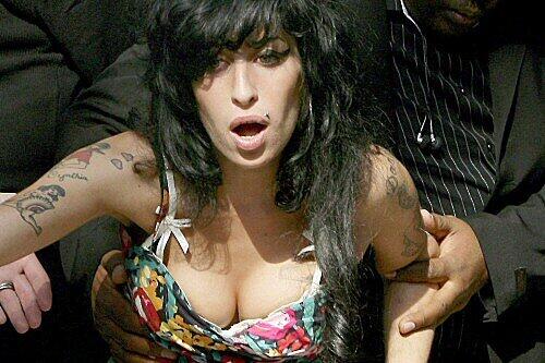 Zu wenig getrunken und dann in Ohnmacht gefallen: Skandalnudel Amy Winehouse