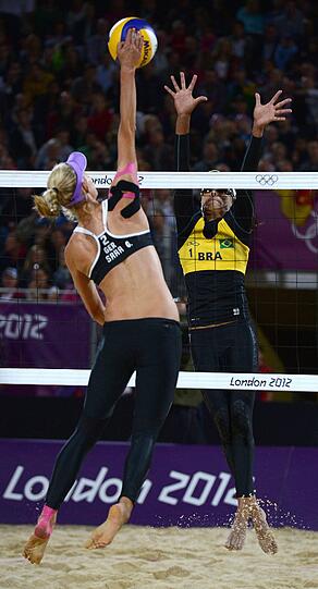 Der Traum von einer Medaille ist für die deutschen Beachvolleyballerinnen leider vorbei. Sara Goller und Laura Ludwig verlieren gegen Brasilien. 

In einem packenden Spiel gegen Brasilien unterlagen sie 0:2 . Hier sind die Fotos zum letzten Auftritt unsere Volleyballerinnen Sara Goller und Laura Ludwig