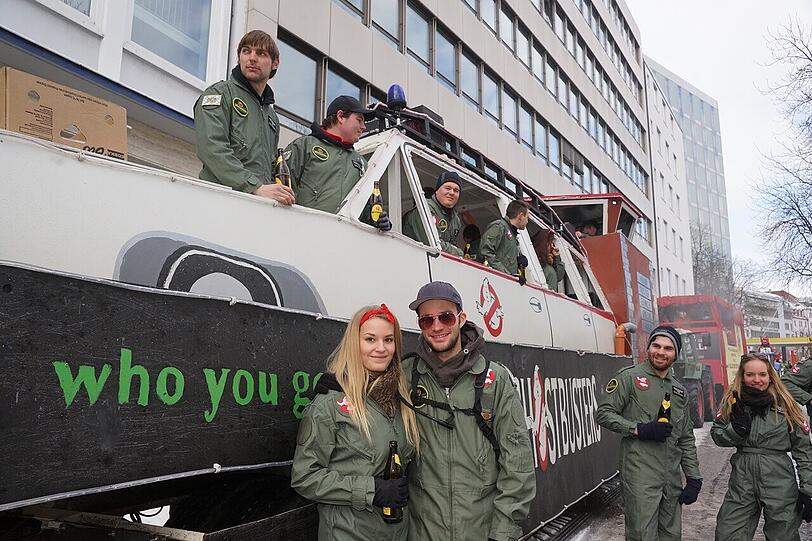 Die Gruppe hat sich nicht nur wie die bekannten Filmhelden verkleidet, sondern auch ihren Festwagen in das kultige Geisterjägermobil verwandelt.