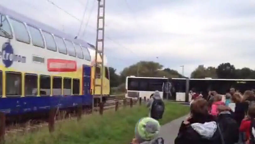 Unfassbares Glück hatten diese Schüler aus Buxtehude: Sekunden vor dem Crash konnten sie aus dem Bus fliehen. Unfassbares Glück hatten diese Schüler aus Buxtehude: Sekunden vor dem Crash konnten sie aus dem Bus fliehen.