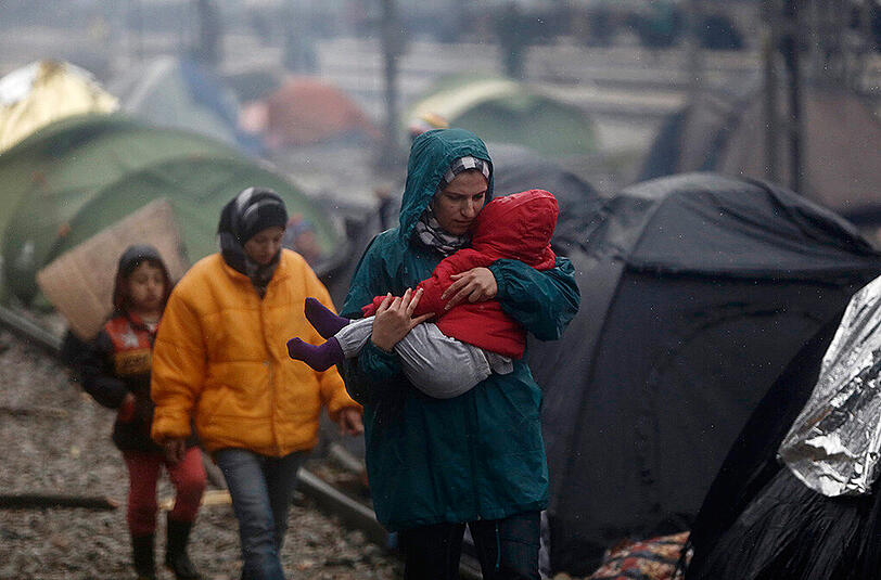 An der griechisch-mazedonischen Grenze herrscht Not und Elend. Schlamm und Dreck setzen den Tausenden Flüchtlingen, die festsitzen, zu.