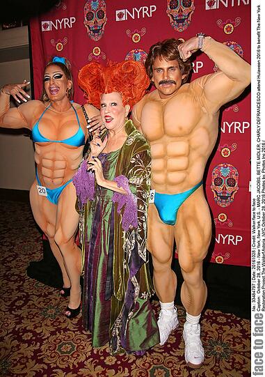 Das sind doch . . . äh, ja, genau): Bette Midler (Mitte) mit Designer Marc Jacobs (l.) und Charly DeFrancesco.