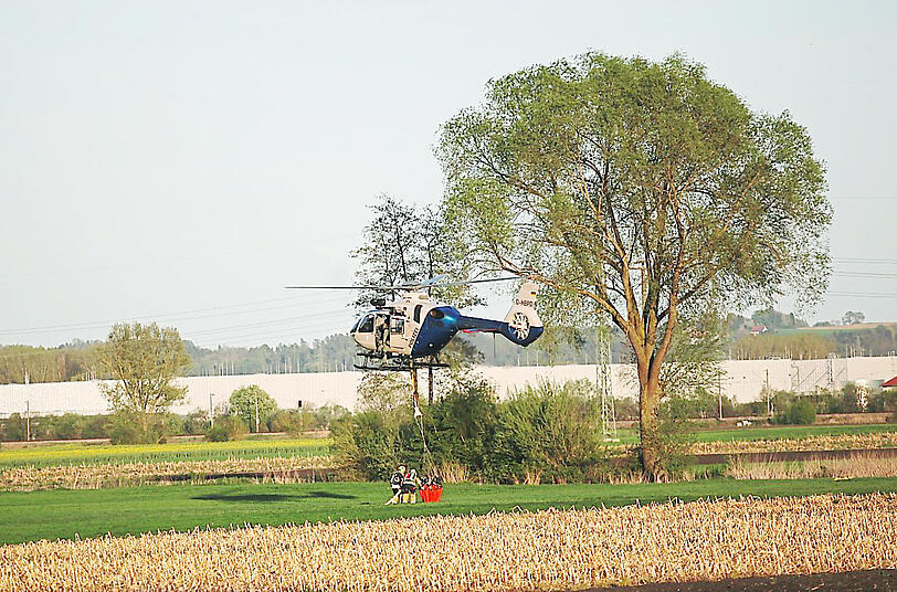 Auf einem Feld bei Gündlkofen wird Löschwasser "getankt".