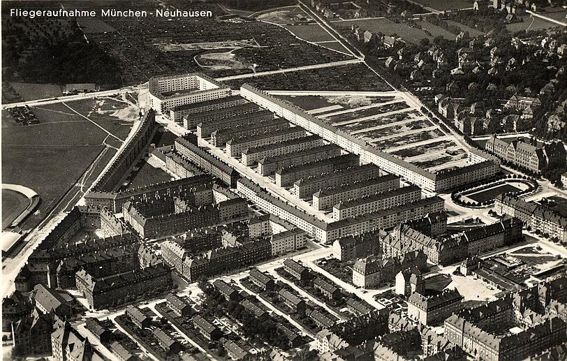 Das Luftbild von 1932 zeigt die GEWOFAG-Großsiedlung Neuhausen. Am unteren Bildrand stehen die ehemaligen "Roten Häuser". Das war der erste soziale Wohnungsbau in München; ganz links ist die Arnulfstraße mit dem Postsportstadion zu sehen.