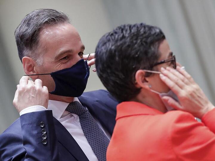 Heiko Maas (SPD), Bundesaußenminister, und Arancha Gonzalez, Außenministerin von Spanien, setzen Gesichtsmasken vor einem Treffen der EU-Außenminister in Brüssel auf.