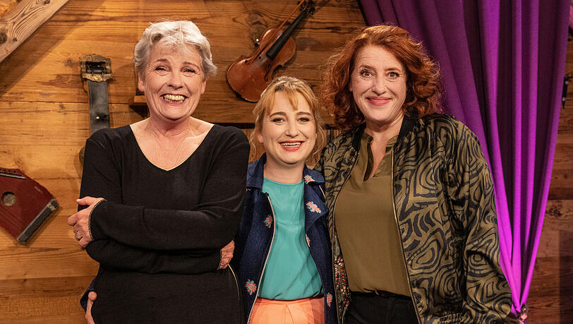 Gerburg Jahnke, Constanze Lindner und Luise Kinseher (v.l.). In "dreizueins" verbindet die vielfach ausgezeichnete Kabarettistin Luise Kinseher unterhaltsame Kabarett-Nummern und Stand-up-Comedy mit spritziger Talk-Atmosphäre. Gerburg Jahnke, Constanze Lindner und Luise Kinseher (v.l.). In "dreizueins" verbindet die vielfach ausgezeichnete Kabarettistin Luise Kinseher unterhaltsame Kabarett-Nummern und Stand-up-Comedy mit spritziger Talk-Atmosphäre.