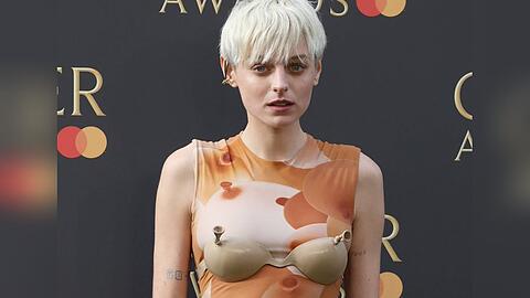 Emma Corrin identifiziert sich selbst als non-binär, wird jedoch bei Film- und TV-Preisen als Darstellerin nominiert.