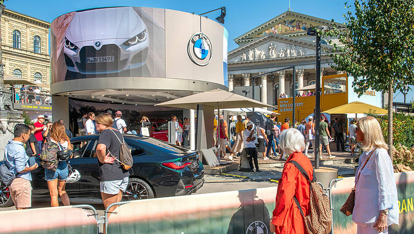 Weil vor der Oper und am Odeonsplatz ebenfalls Messestände stehen werden, wird die Residenzstraße für Radler gesperrt. Weil vor der Oper und am Odeonsplatz ebenfalls Messestände stehen werden, wird die Residenzstraße für Radler gesperrt.