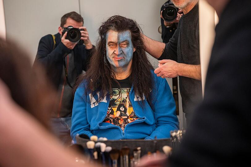 Der Ministerpr&auml;sident vertraut auf den Maskenbildner des Staatstheaters N&uuml;rnberg f&uuml;r seine Verwandlung in "William Wallace".