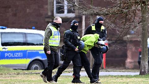 Der Tatverd&auml;chtige der Messerattacke am Holocaust-Mahnmal in Berlin wird zu einem Hubschrauber gef&uuml;hrt. (Archivbild)