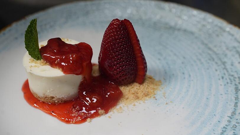 F&uuml;nfter Gang: Lemon Cheesecake with Strawberry Sauce.