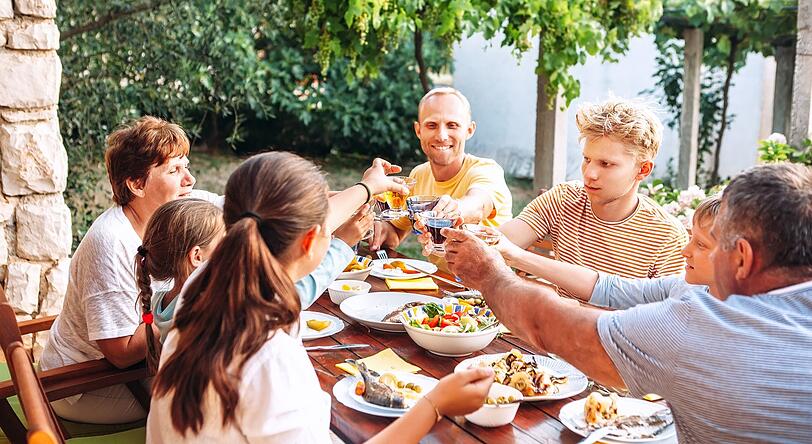 Im Ferienhaus lässt sich die schönste Zeit im Jahr individuell und flexibel gestalten: Niemand muss sich an bestimmte Uhrzeiten für Mahlzeiten halten und man kann selbst entscheiden, welches Essen auf den Tisch kommt. Doch diese Flexibilität darf nicht zum Zeiträuber werden. Denn wer will schon seinen Urlaub im Supermarkt oder in der Küche verbringen? Mit folgenden Rezepten sparen Sie Zeit, aufwendige Zutaten und haben trotzdem leckere Gerichte für jeden Urlaubstag. Im Ferienhaus lässt sich die schönste Zeit im Jahr individuell und flexibel gestalten: Niemand muss sich an bestimmte Uhrzeiten für Mahlzeiten halten und man kann selbst entscheiden, welches Essen auf den Tisch kommt. Doch diese Flexibilität darf nicht zum Zeiträuber werden. Denn wer will schon seinen Urlaub im Supermarkt oder in der Küche verbringen? Mit folgenden Rezepten sparen Sie Zeit, aufwendige Zutaten und haben trotzdem leckere Gerichte für jeden Urlaubstag.
