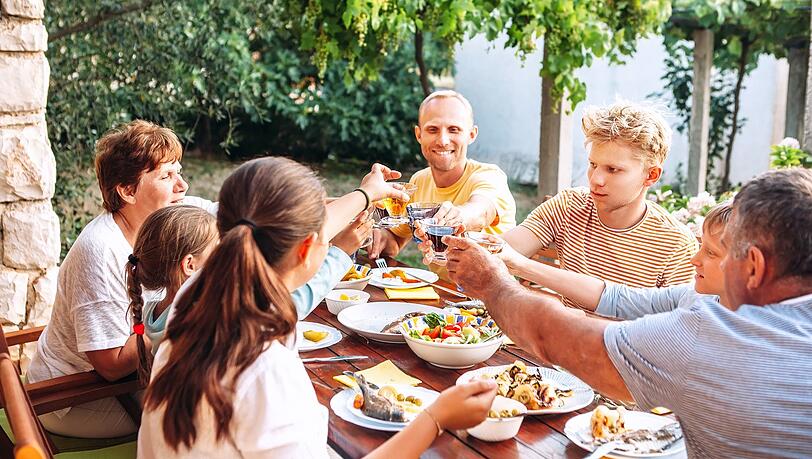 Im Ferienhaus lässt sich die schönste Zeit im Jahr individuell und flexibel gestalten: Niemand muss sich an bestimmte Uhrzeiten für Mahlzeiten halten und man kann selbst entscheiden, welches Essen auf den Tisch kommt. Doch diese Flexibilität darf nicht zum Zeiträuber werden. Denn wer will schon seinen Urlaub im Supermarkt oder in der Küche verbringen? Mit folgenden Rezepten sparen Sie Zeit, aufwendige Zutaten und haben trotzdem leckere Gerichte für jeden Urlaubstag. Im Ferienhaus lässt sich die schönste Zeit im Jahr individuell und flexibel gestalten: Niemand muss sich an bestimmte Uhrzeiten für Mahlzeiten halten und man kann selbst entscheiden, welches Essen auf den Tisch kommt. Doch diese Flexibilität darf nicht zum Zeiträuber werden. Denn wer will schon seinen Urlaub im Supermarkt oder in der Küche verbringen? Mit folgenden Rezepten sparen Sie Zeit, aufwendige Zutaten und haben trotzdem leckere Gerichte für jeden Urlaubstag.