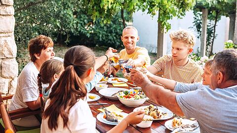 Im Ferienhaus l&auml;sst sich die sch&ouml;nste Zeit im Jahr individuell und flexibel gestalten: Niemand muss sich an bestimmte Uhrzeiten f&uuml;r Mahlzeiten halten und man kann selbst entscheiden, welches Essen auf den Tisch kommt. Doch diese Flexibilit&auml;t darf nicht zum Zeitr&auml;uber werden. Denn wer will schon seinen Urlaub im Supermarkt oder in der K&uuml;che verbringen? Mit folgenden Rezepten sparen Sie Zeit, aufwendige Zutaten und haben trotzdem leckere Gerichte f&uuml;r jeden Urlaubstag.