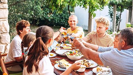 Im Ferienhaus l&auml;sst sich die sch&ouml;nste Zeit im Jahr individuell und flexibel gestalten: Niemand muss sich an bestimmte Uhrzeiten f&uuml;r Mahlzeiten halten und man kann selbst entscheiden, welches Essen auf den Tisch kommt. Doch diese Flexibilit&auml;t darf nicht zum Zeitr&auml;uber werden. Denn wer will schon seinen Urlaub im Supermarkt oder in der K&uuml;che verbringen? Mit folgenden Rezepten sparen Sie Zeit, aufwendige Zutaten und haben trotzdem leckere Gerichte f&uuml;r jeden Urlaubstag.