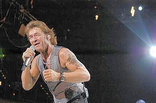 Ganz groß: Sänger und Gitarrist Peter Maffay begeisterte in der ausverkauften Arena rund 8000 Menschen.