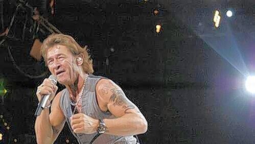 Ganz groß: Sänger und Gitarrist Peter Maffay begeisterte in der ausverkauften Arena rund 8000 Menschen. Ganz groß: Sänger und Gitarrist Peter Maffay begeisterte in der ausverkauften Arena rund 8000 Menschen.