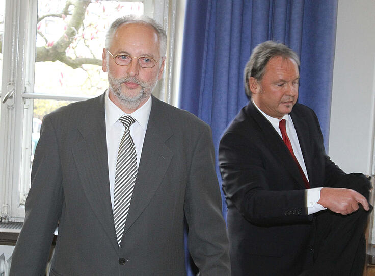 Ex-Club-Vizepräsident Siegfried Schneider (rechts sein Anwalt) muss sich seit gestern vor dem Nürnberger Amtsgericht wegen Betrugverdachts verantworten. Er bestreitet die Vorwürfe.