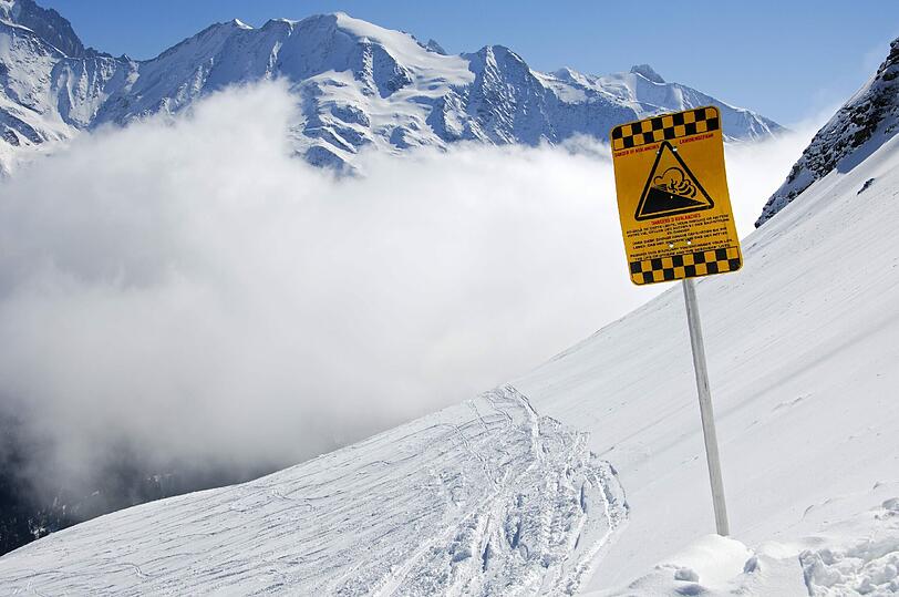Ein Tourengeher hat einen Lawinenabgang in den Berchtesgadener Alpen schwer verletzt überlebt. (Symbolfoto)