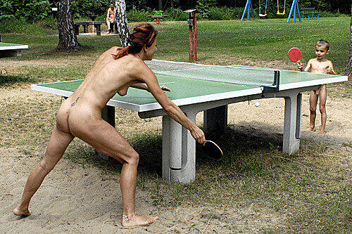 Klassische Nudisten verbringen ihre Zeit mit Spiel...