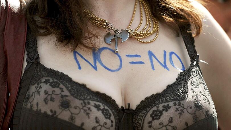"Nein" heißt "Nein": Ein junge Dame demonstriert gegen die Verharmlosung von sexueller Belästigung. Seit der Brüderle-Affäre haben sich die Beschwerden bei der Stadt gehäuft "Nein" heißt "Nein": Ein junge Dame demonstriert gegen die Verharmlosung von sexueller Belästigung. Seit der Brüderle-Affäre haben sich die Beschwerden bei der Stadt gehäuft