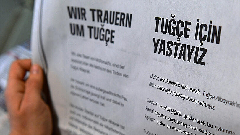 Mc Donald's spricht Tugces Familie in einer großen Zeitungsanzeige ihr Beileid aus. Mc Donald's spricht Tugces Familie in einer großen Zeitungsanzeige ihr Beileid aus.