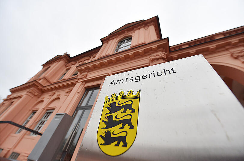 Heute beginnt der Prozess im Amtsgericht Rastatt. Der 63-jährige soll seine 48 Jahre jüngere Freundin aus Geldnot im Internet angeboten haben.