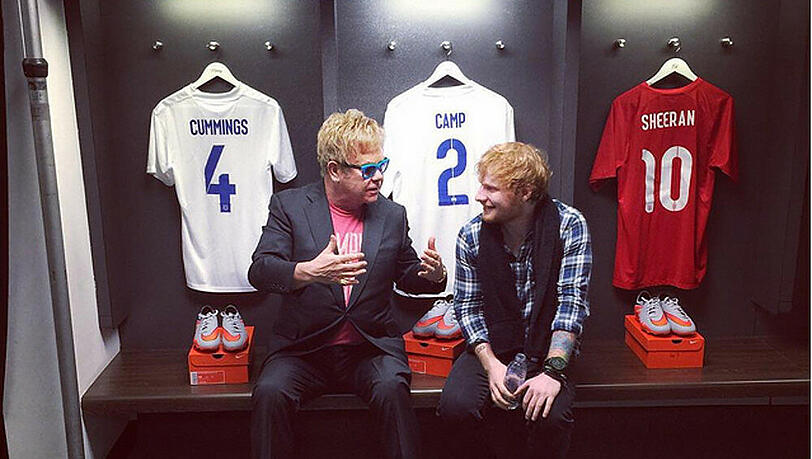 Gespräch von Star zu Star: Ed Sheeran und Elton John scheinen sich gut zu verstehen. Wer weiß, worauf die Fans sich da freuen können. Gespräch von Star zu Star: Ed Sheeran und Elton John scheinen sich gut zu verstehen. Wer weiß, worauf die Fans sich da freuen können.