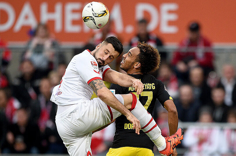 Dortmunds Pierre-Emerick Aubameyang (rechts) im Zweikampf mit dem Kölner Dominic Maroh.
