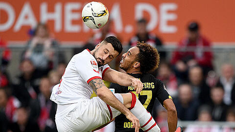 Dortmunds Pierre-Emerick Aubameyang (rechts) im Zweikampf mit dem Kölner Dominic Maroh.