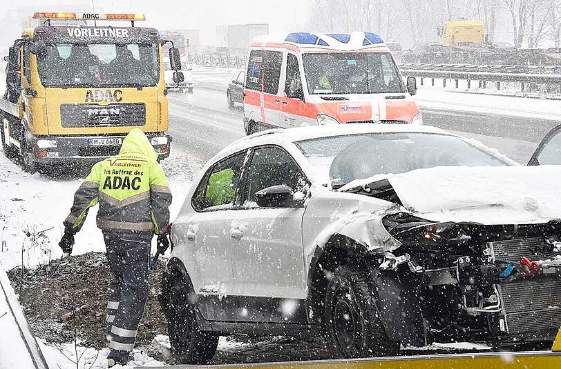 Bilder vom Verkehrsunfall auf der A8 bei Holzkirchen: Auch ein VW Polo war in den Verkehrsunfall verwickelt.