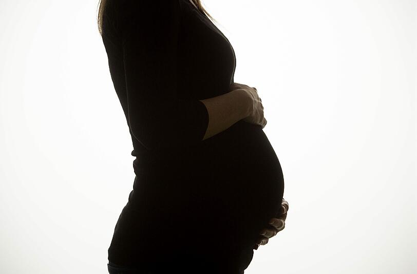 Die Silhouette einer schwangeren Frau. In Australien wurde eine 63-Jährige Mutter. Die künstliche Befruchtung soll im Ausland stattgefunden haben. Die Geburt ist höchst umstritten. Foto: Sebastian Kahnert/Symbolbild