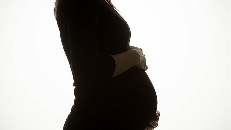 Die Silhouette einer schwangeren Frau. In Australien wurde eine 63-Jährige Mutter. Die künstliche Befruchtung soll im Ausland stattgefunden haben. Die Geburt ist höchst umstritten. Foto: Sebastian Kahnert/Symbolbild Die Silhouette einer schwangeren Frau. In Australien wurde eine 63-Jährige Mutter. Die künstliche Befruchtung soll im Ausland stattgefunden haben. Die Geburt ist höchst umstritten. Foto: Sebastian Kahnert/Symbolbild