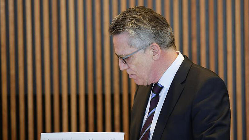 Thomas de Maiziere spricht mit seinen Kollegen und nimmt an einer Aussprache im Innenausschuss des Europaparlaments teil. Thomas de Maiziere spricht mit seinen Kollegen und nimmt an einer Aussprache im Innenausschuss des Europaparlaments teil.