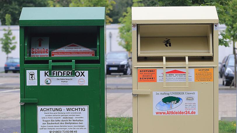 In einem solchen Altkleider-Container kam der Mann ums Leben. (Archivbild)