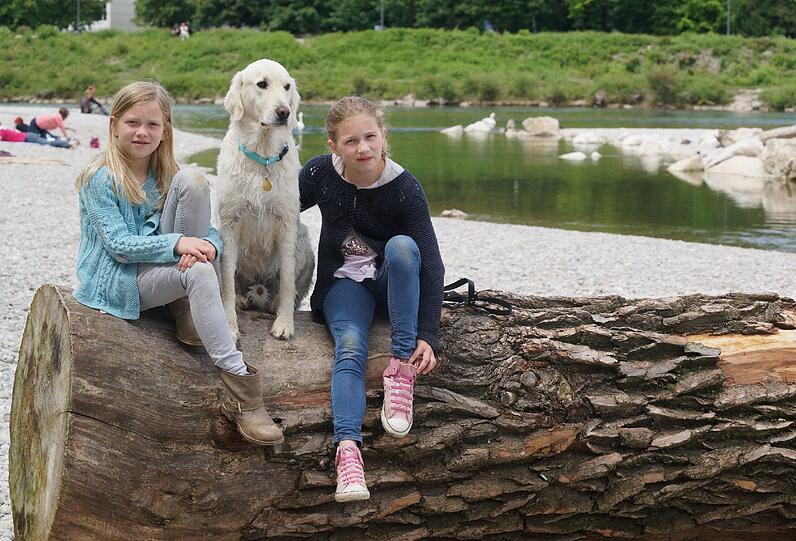 Charlotte (l.) und Henriette mit &bdquo;Luke&ldquo;: Wir haben unseren Hund nach Luke Skywalker benannt. Dass er gewinnt, glauben wir nicht, weil sein weißes Fell vor dem weißen Foto-Hintergrund nicht so gut zur Geltung kommt. Aber für uns ist Luke der allerschönste, deshalb machen wir mit.&ldquo;