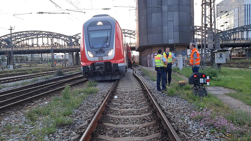 Die entgleiste Regionalbahn an der Hackerbrücke.