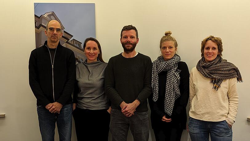 Münchner Genossenschaften fürchten um ihre Zukunft: v. li. Julius Klaffke von "Das große kleine Haus", Lena Krahl von der Progeno, Markus Zimmermann und Susanne Darabas von Stadtimpuls, und Rut-Maria Gollan von Wagnis. Münchner Genossenschaften fürchten um ihre Zukunft: v. li. Julius Klaffke von "Das große kleine Haus", Lena Krahl von der Progeno, Markus Zimmermann und Susanne Darabas von Stadtimpuls, und Rut-Maria Gollan von Wagnis.