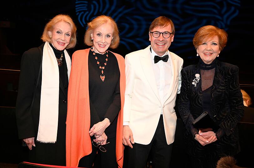 Ellen und Alice Kessler, Thomas Linsmayer sowie Carolin Reiber. Die Damen aus Grünwald verließen die Veranstaltung still und heimlich durch die Hintertür.