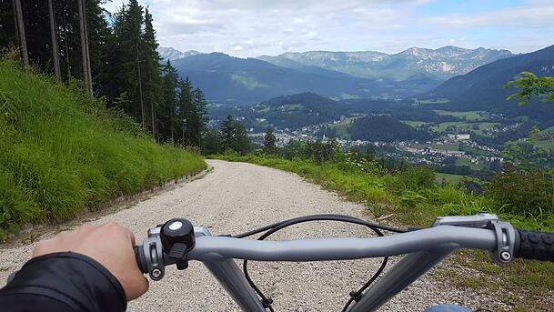 So schaut's aus: aus Fahrer-Perspektive den Obersalzberg hinab. Seit vergangenem Jahr ist das nicht mehr erlaubt.