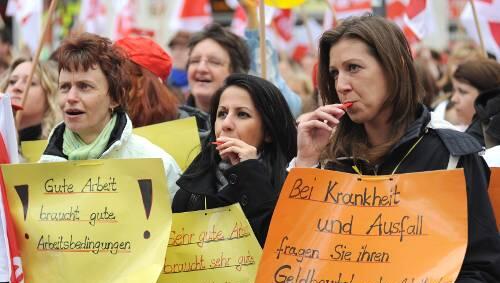 Erzieherinnen streiken. Erzieherinnen streiken.