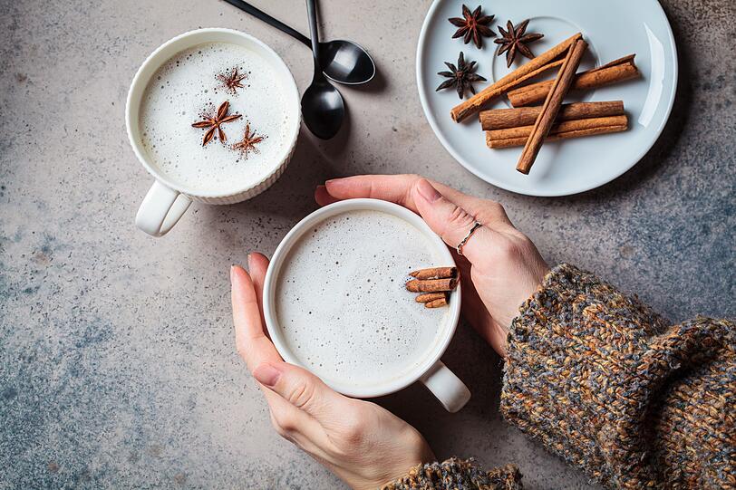 Anschlie&szlig;end einen halben Teel&ouml;ffel braunen Zucker in die Milch-Tee-Mischung r&uuml;hren und in eine Tasse f&uuml;llen. Obendrauf kommt die Sahne, bestreut mit etwas Zimt. Alternativ k&ouml;nnen Sie auch Sirup statt Gew&uuml;rze verwenden. Daf&uuml;r 450 ml Wasser mit 300 g Zucker aufkochen. Ein daumengro&szlig;es St&uuml;ck Ingwer in kleine St&uuml;cke schneiden und zusammen mit zwei TL Nelken, zwei TL Kardamom und einer Zimtstange dazugeben. Bei niedriger Hitze etwa 25 Minuten k&ouml;cheln lassen.